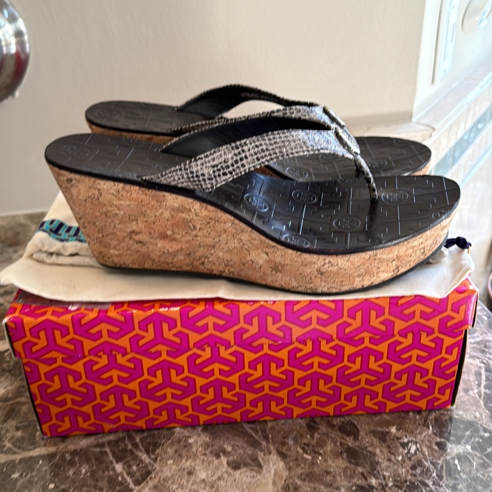 Tory Burch Thor Wedge, Gray, size 10 - Picture 5 of 7